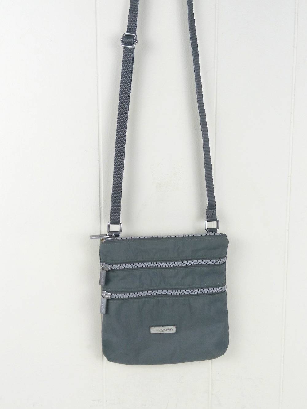 Baggallini Crossbody Messenger Bag Gray Small Nylon Adjustable Zip Pockets